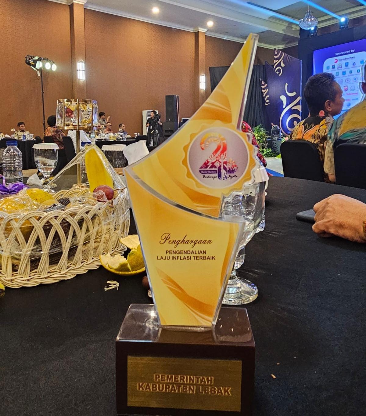 Berhasil Kendalikan Laju Inflasi, PJ Bupati Lebak Raih Penghargaan