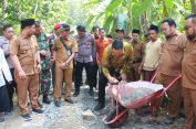 Pj Bupati Lebak Meninjau Sekaligus Peletakan Batu Pertama Pembangunan Jalan Poros Desa