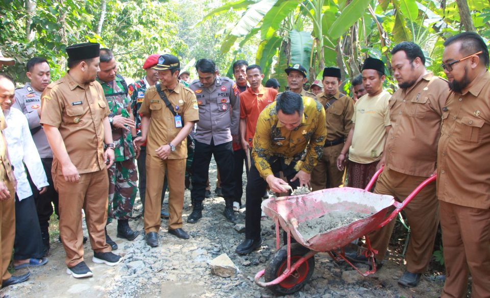 Pj Bupati Lebak Meninjau Sekaligus Peletakan Batu Pertama Pembangunan Jalan Poros Desa