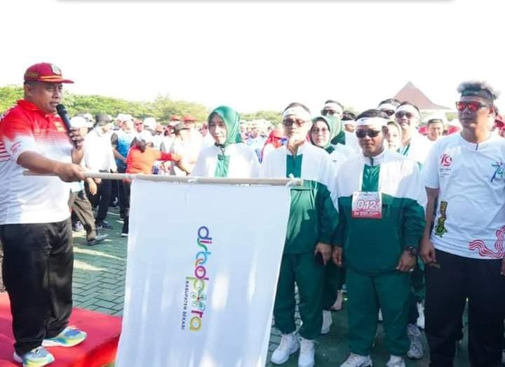 Sekda Kabupaten Bekasi Dedy Supriyadi Apresiasi Ribuan Peserta Jalan Santai