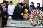 Pj Bupati Bekasi Bersama Forkopimda Tabur Bunga di Makam KH. Noer Alie