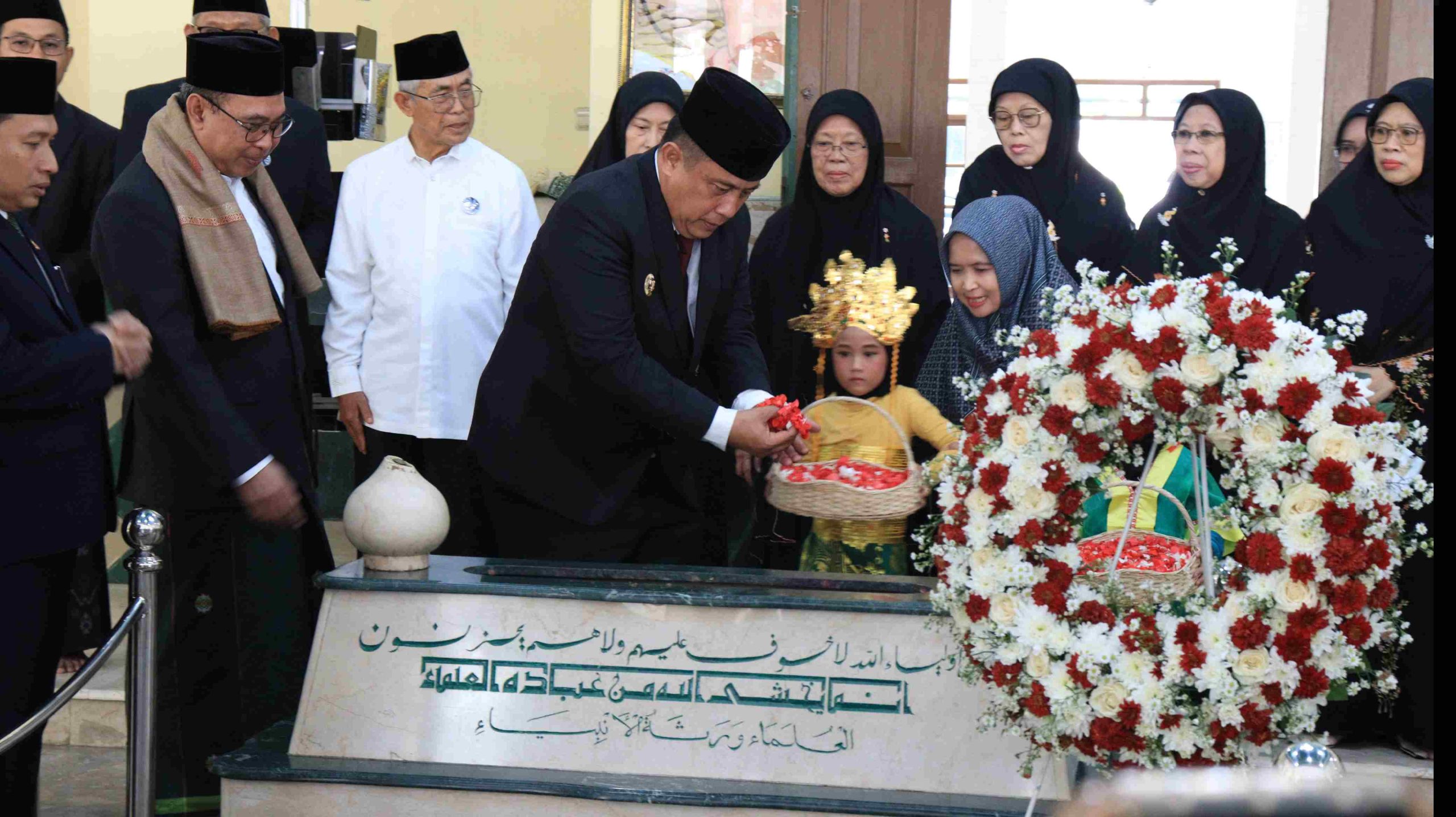 Pj Bupati Bekasi Bersama Forkopimda Tabur Bunga di Makam KH. Noer Alie