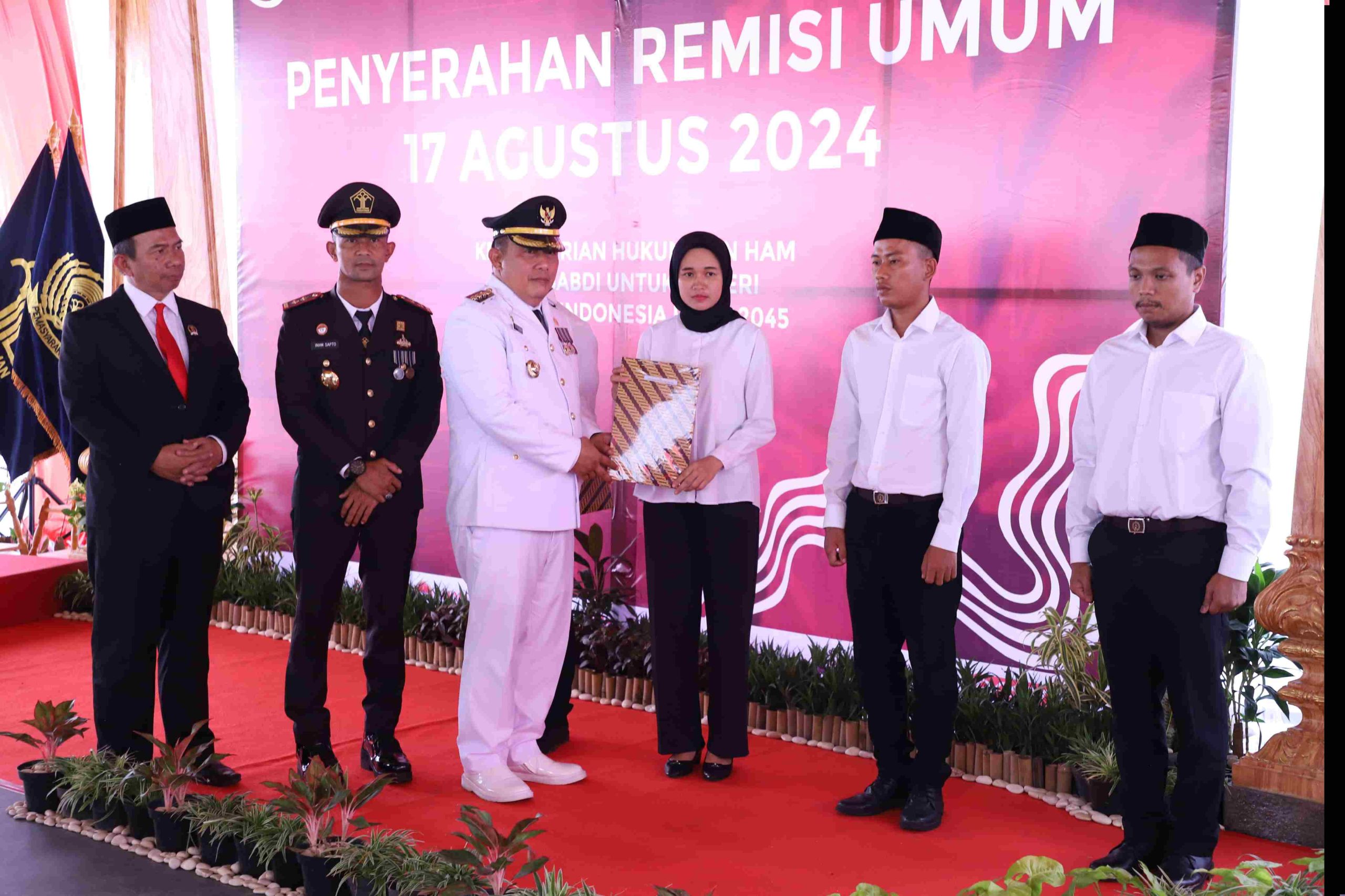 Pj Bupati Dedy Supriyadi Serahkan SK Remisi Kepada Warga Binaan Lapas Kelas IIA Cikarang