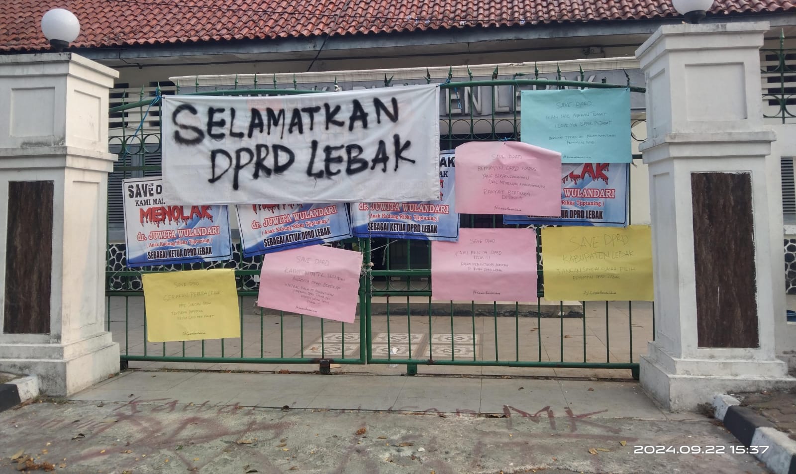 Warga Keluhkan Poster Demo DPRD Lebak, Ganggu Keindahan
