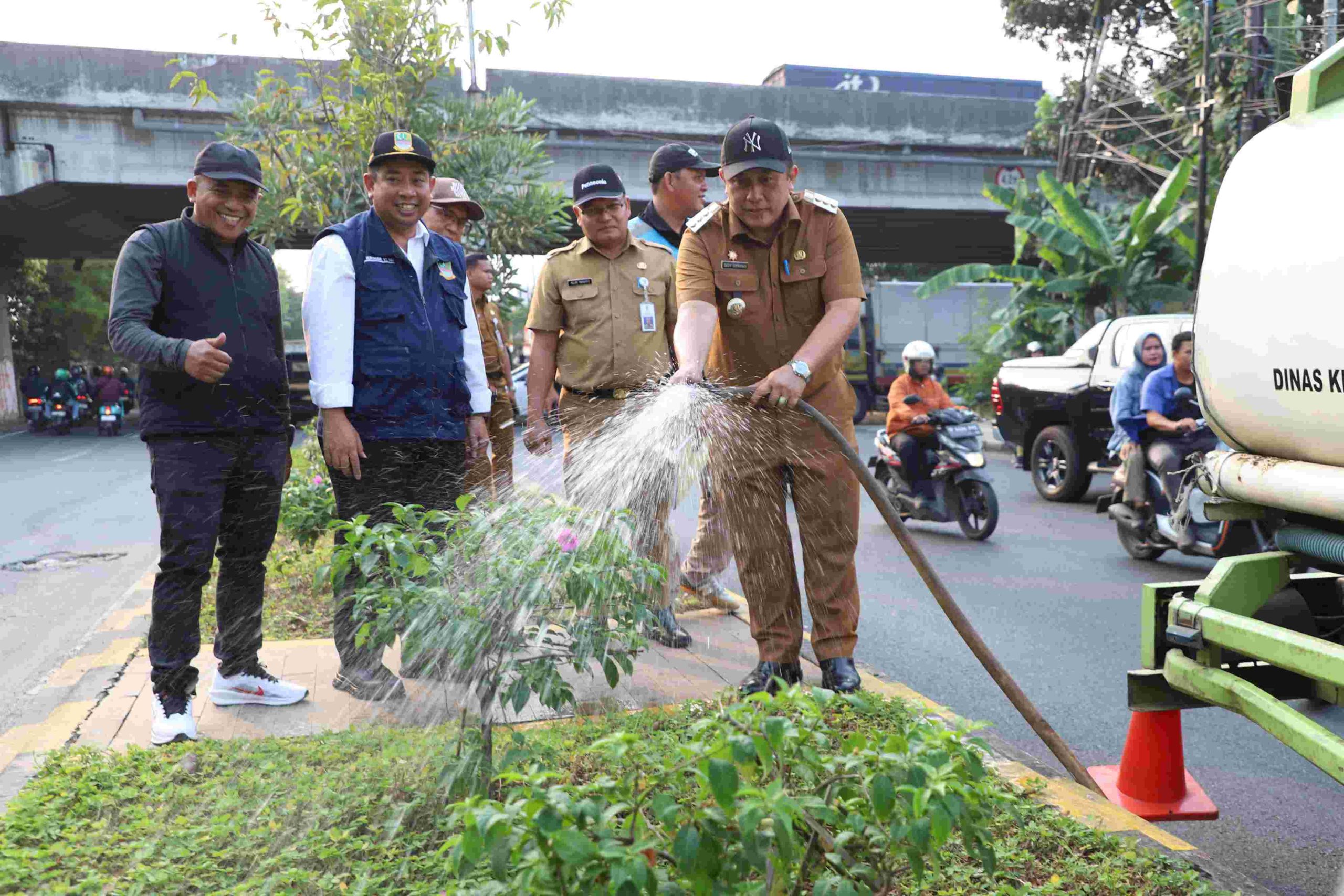 Pj Bekasi Dedy Supriyadi Meninjau Taman Median Inspeksi Kalimalang