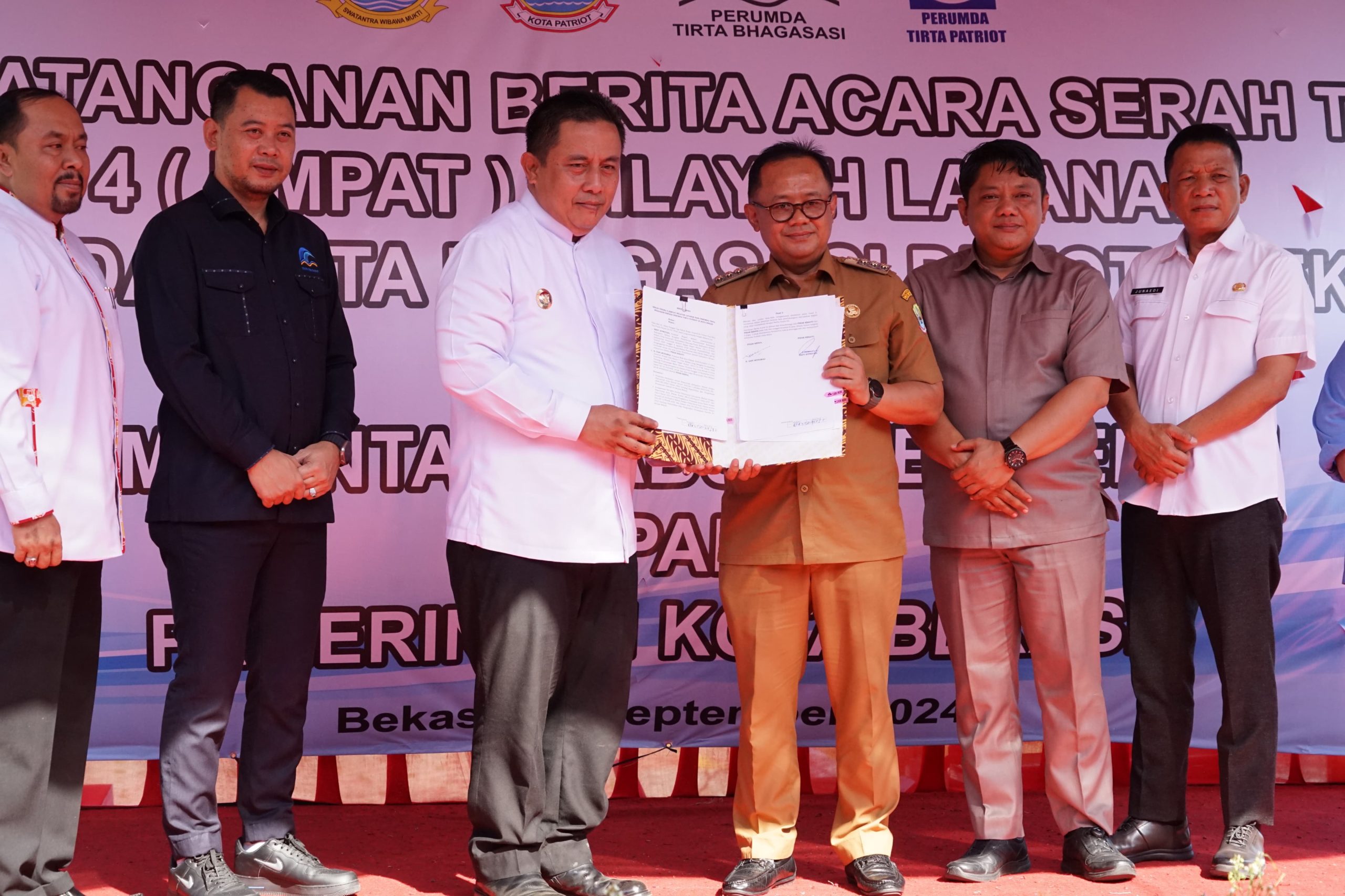 Pemkab Bekasi Serahkan 4 Aset PDAM ke Pemkot Bekasi