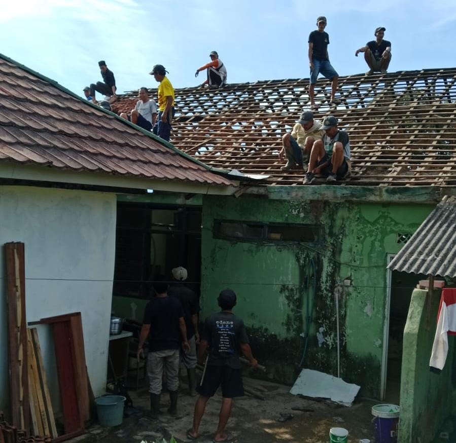 Ormas Jayagati Banten Kerja Bakti Renovasi Kantor Koramil 03/06 Leuwidamar