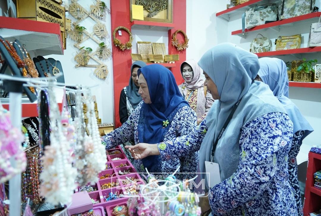 Ketua Dekranasda Kabupaten Bekasi Bangga Produk Unggulan Berpartisipasi di Inacraft