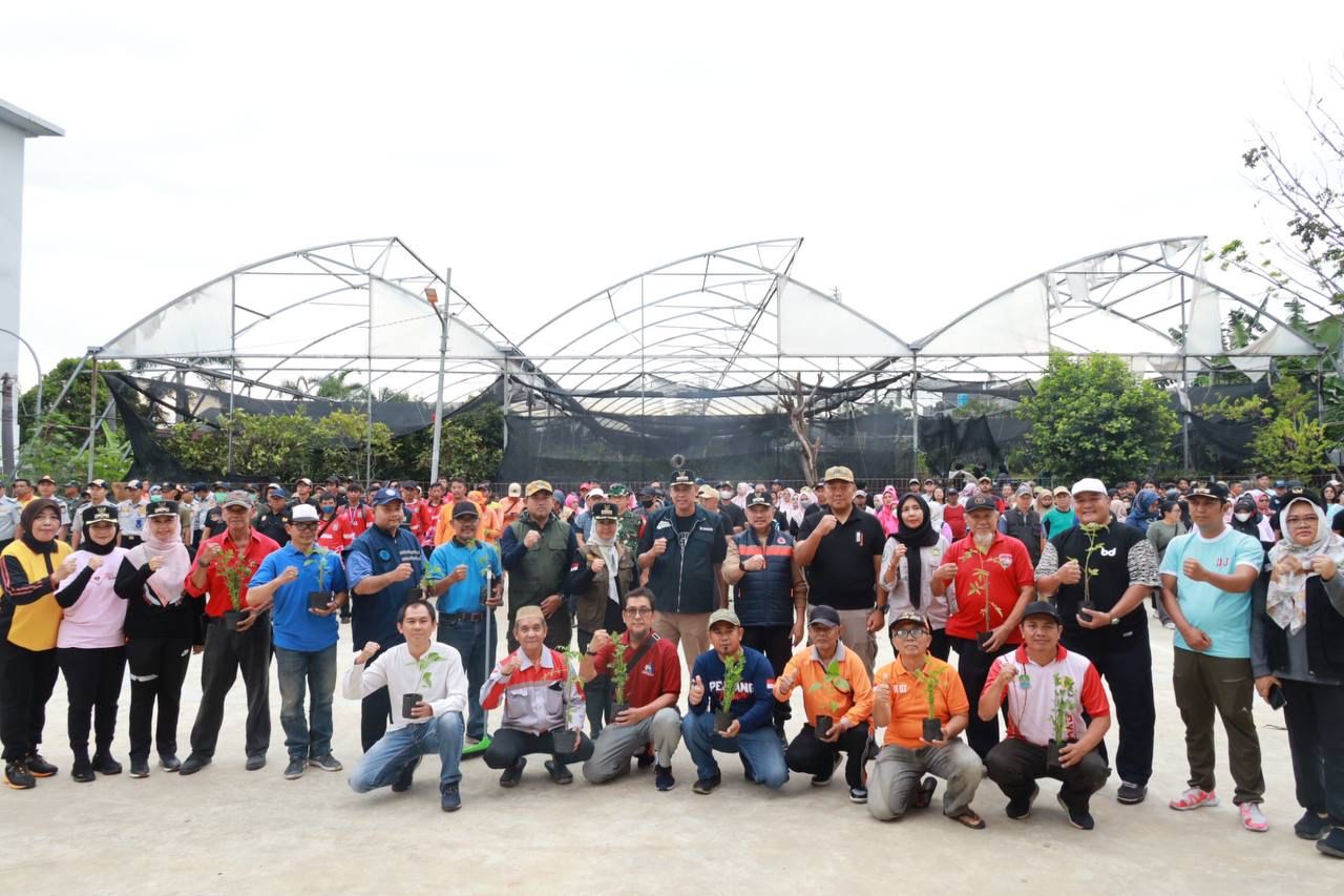 Tri Adhianto Pastikan Semua Personel Turun Bantu Warga Pembersihan Pasca Banjir