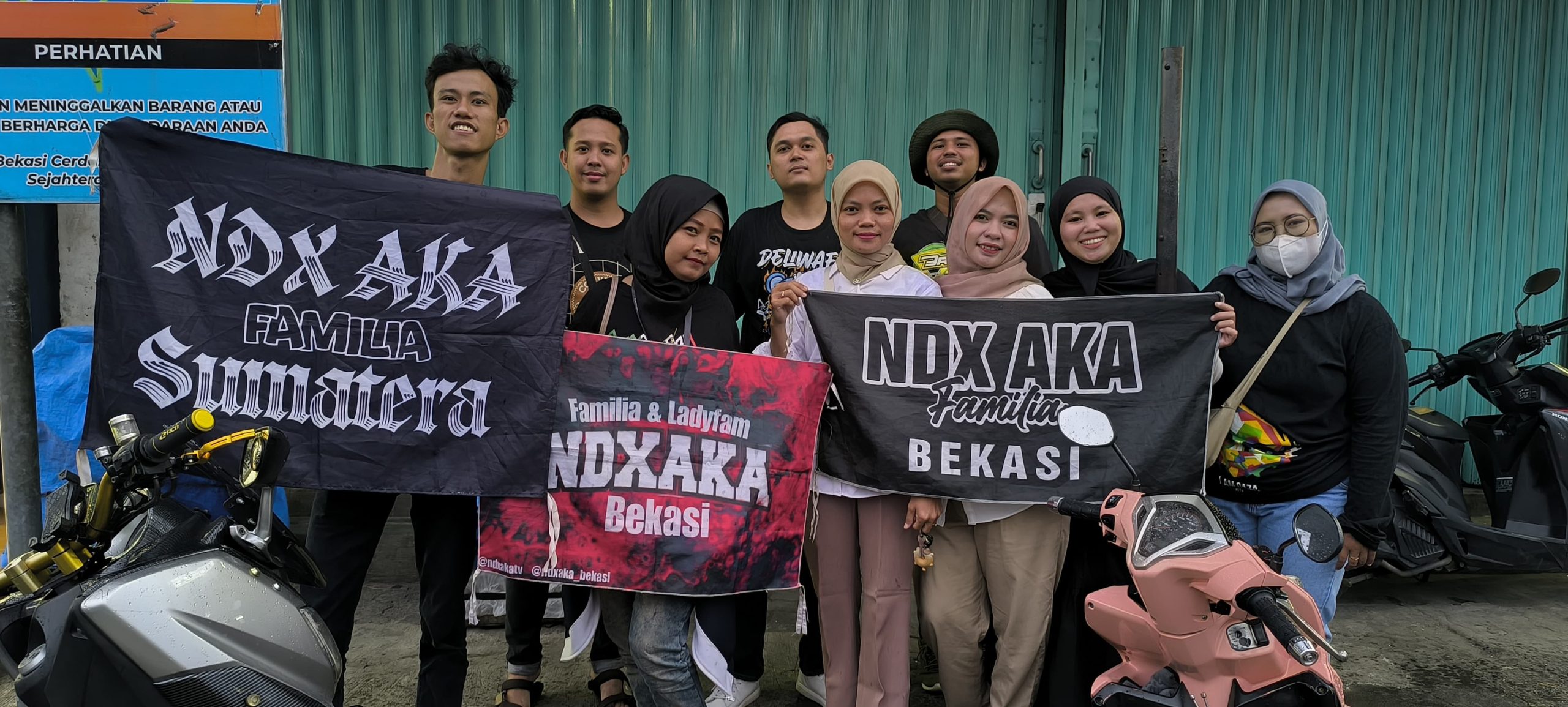 Giat Sosial Ramadhan1446 H, NDX AKA Familia Bekasi Bagi Bagi Takjil di Kota Bekasi