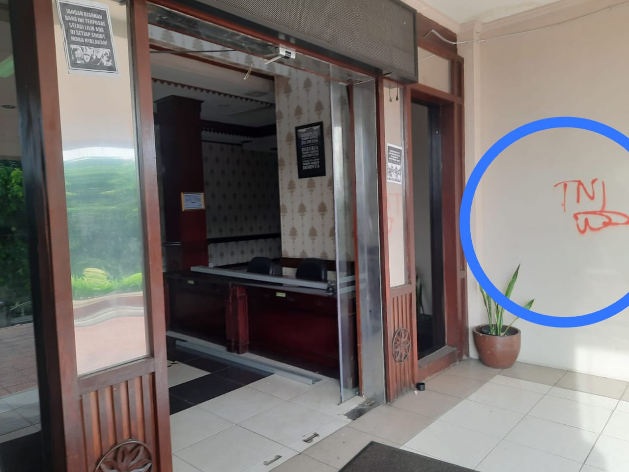 Vandalisme di Gedung DPRD Bekasi Dicoret Dengan Kata-kata Provokatif