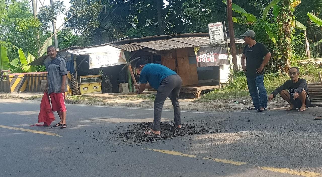 Warga Rangkasbitung Perbaiki Jalan Nasional yang Berlubang