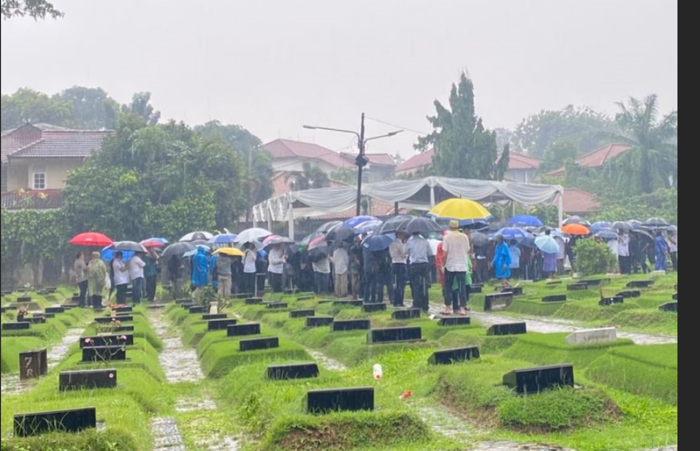 Suasana Haru, Ibrahim Sjarief Assegaf Dimakamkan di TPU Jeruk Purut