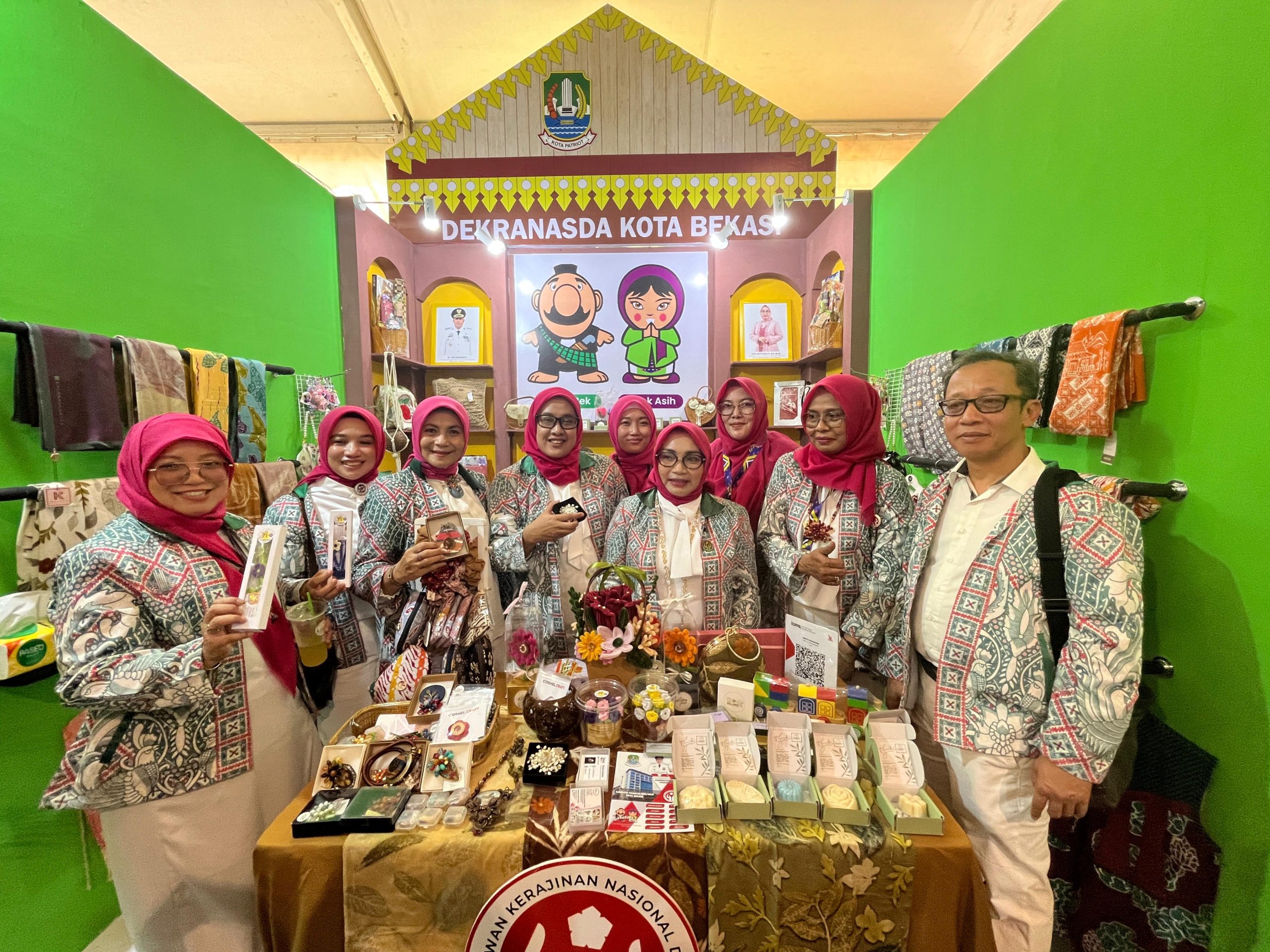 Ketua Dekranasda Kota Bekasi Hadir di Puncak HUT ke-45 Dekranas, Kenalkan Produk Kerajinan Unggulan