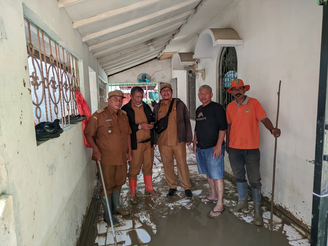 DLH Kota Bekasi Bergerak Cepat Membersihkan Fasilitas Umum Pasca Banjir Lumpur