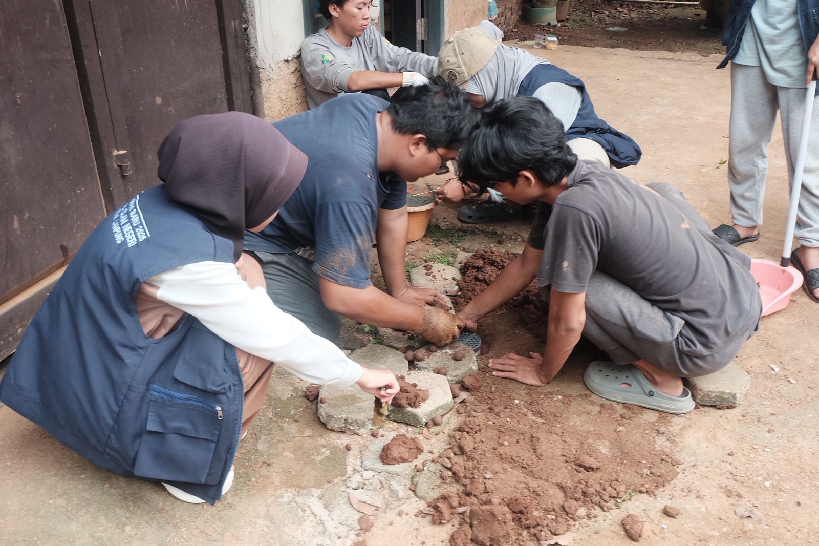 KKN Kelompok 85 UIN Raden Intan Lampung Wujudkan Program Biopori untuk Cegah Genangan Air