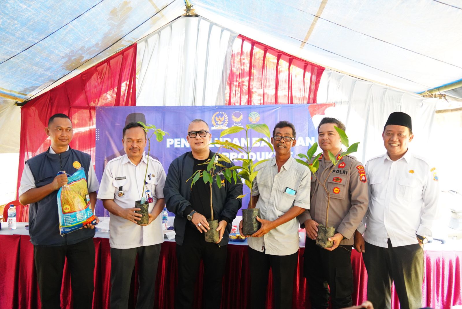 Arif Rahman Salurkan Bantuan Bibit Produktif untuk Masyarakat Lebak