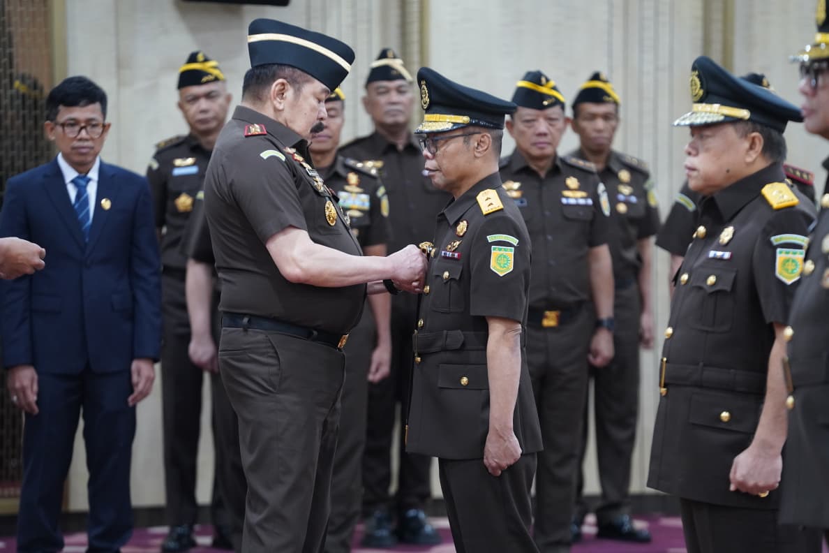 Jaksa Agung Lantik Hendro Dewanto Sebagai Jambin dan 4 Staf Ahli