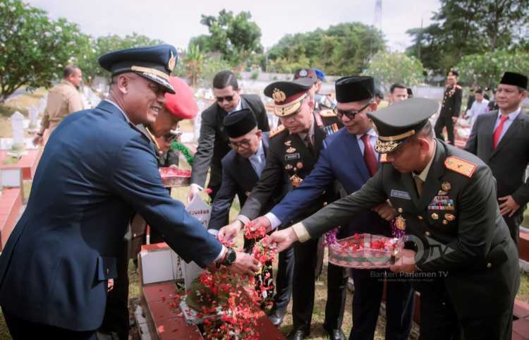 Peringatan Hari Pahlawan 2025, Ketua DPRD Banten Ikuti Upacara Ziarah di TMP Ciceri