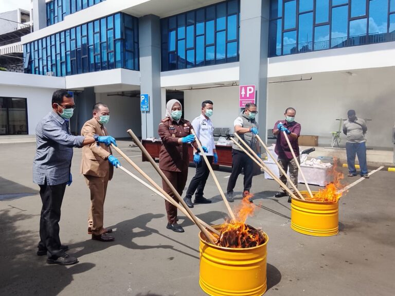 Kejari Kota Bekasi Musnahkan Barang Bukti dari 40 Perkara yang Telah inchracht