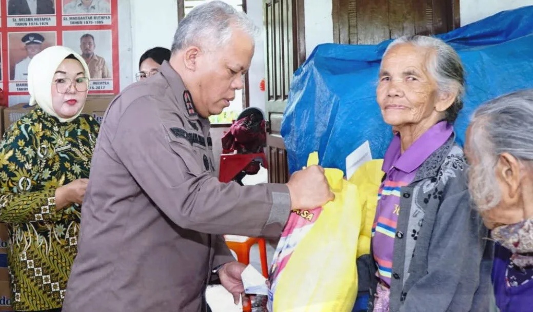 Kajati Sumut Salurkan Bantuan untuk Warga Terdampak Bencana di Tapanuli Utara