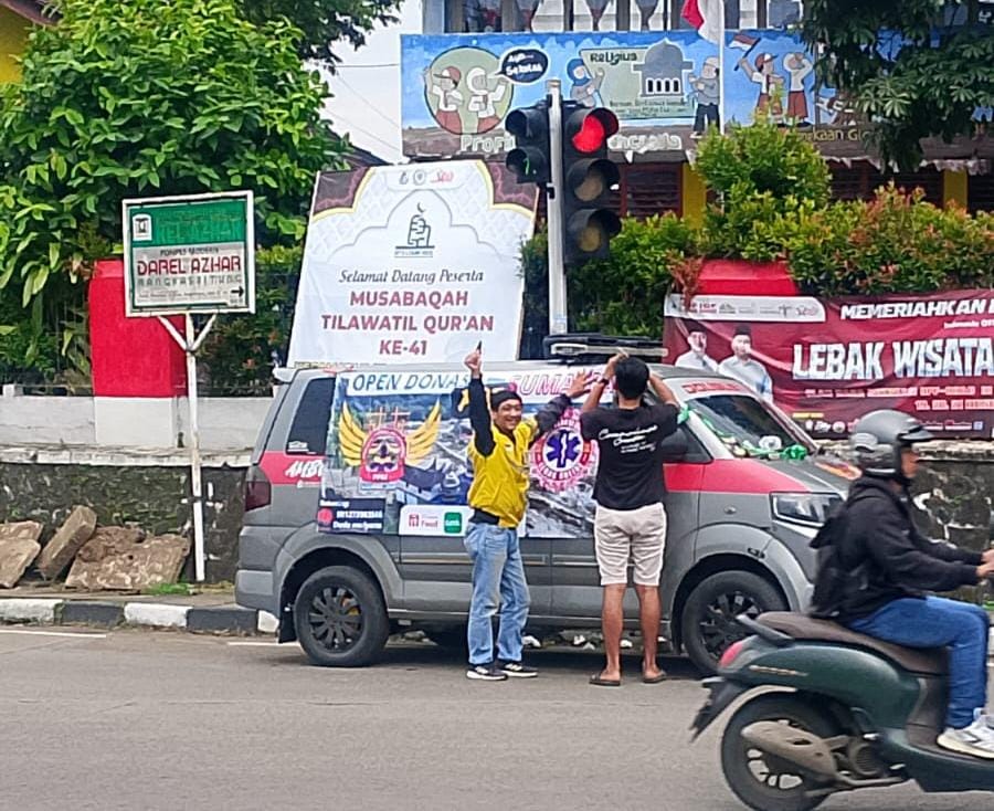 Pengemudi Ambulans Lebak Gelar Aksi Galang Dana untuk Korban Bencana di Sumatera