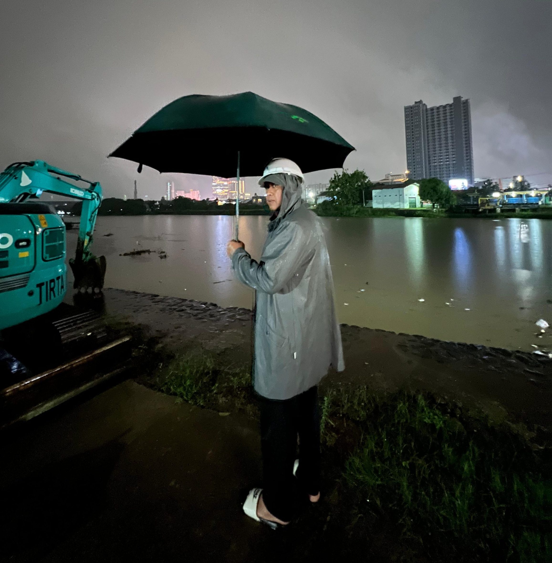 Hujan Lebat Guyur Bekasi, Wali Kota Tri Adhianto Cek Pintu Air Prisdo