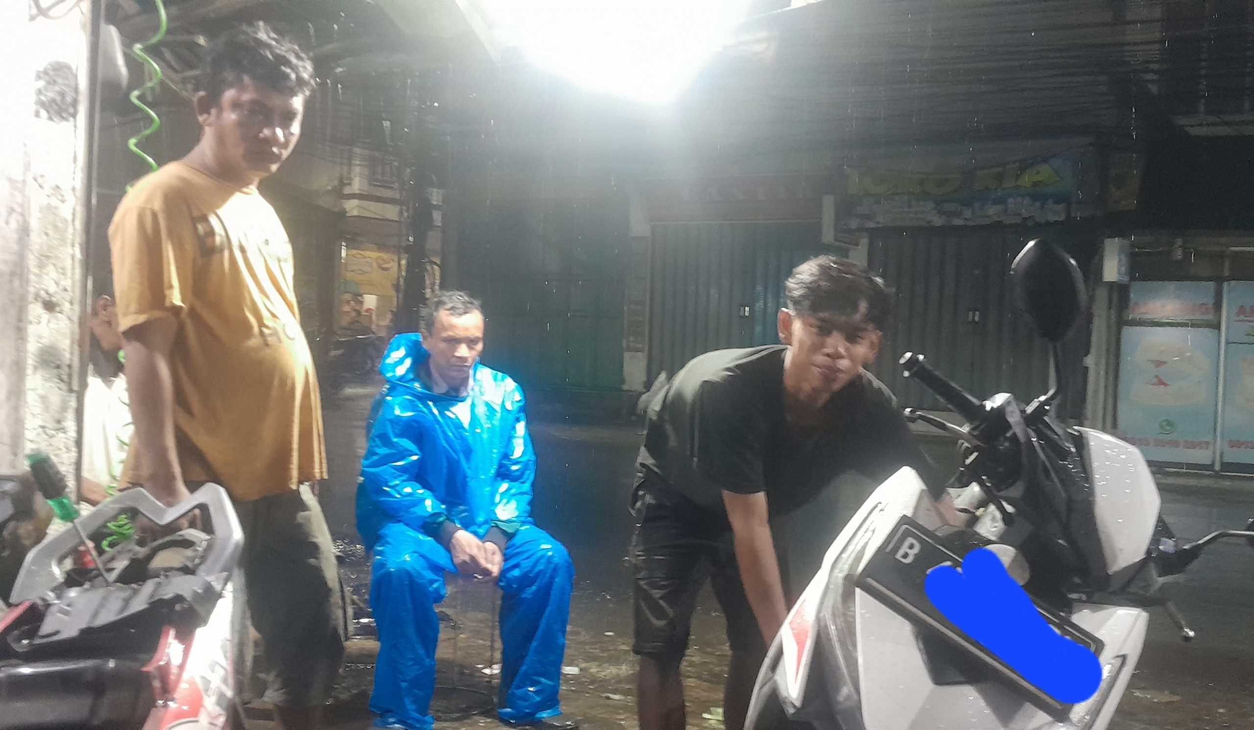 Di Bengkel Motor Frans, Dedi dan Tobing Belajar Bangkit Perlahan