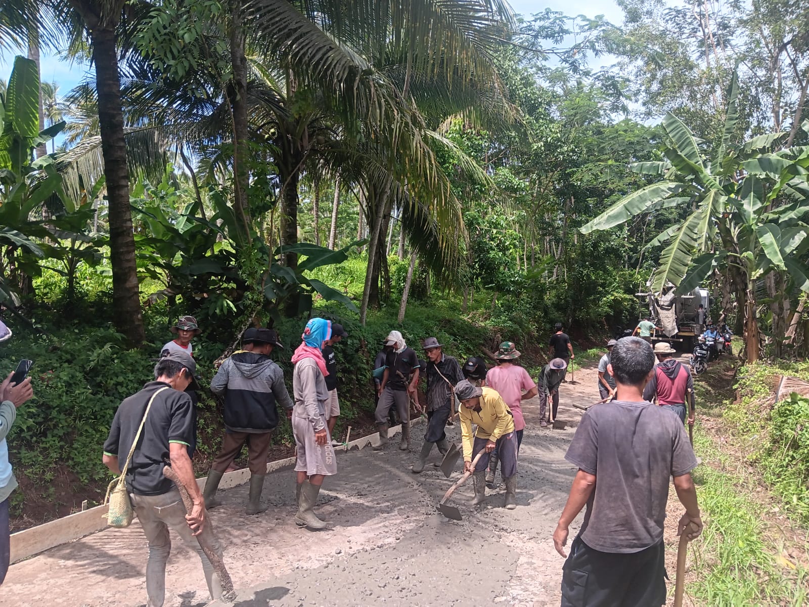 PT Rizky Bangun Beton Perbaiki Akses Jalan Lingkungan di Lebak