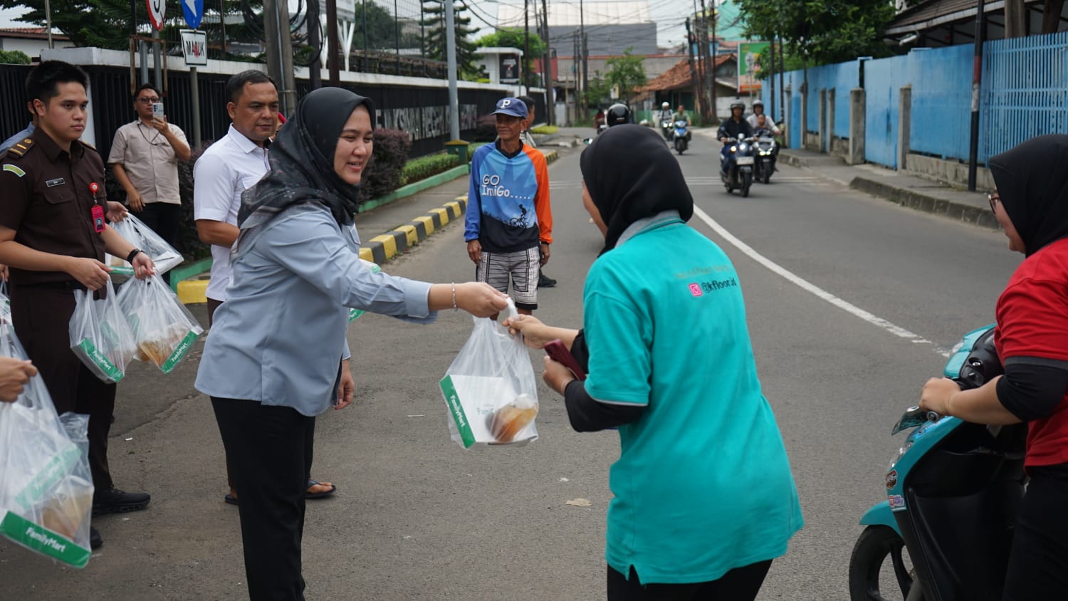 Kajari Kota Bekasi Sulvia Triana Hapsari Rutin Berbagi Takjil, Prioritaskan Petugas Kebersihan dan Ojol