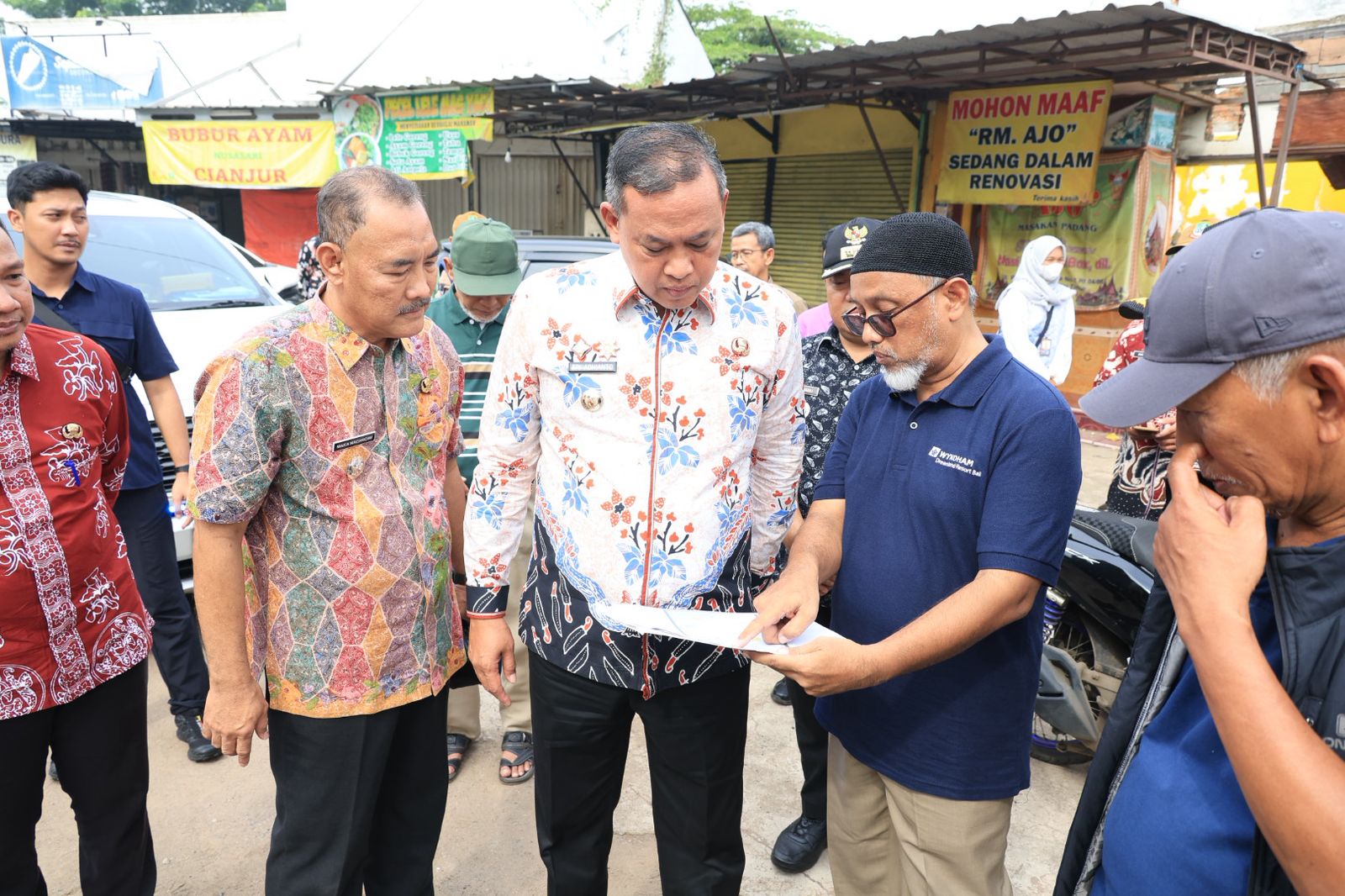 Wali Kota Bekasi Tinjau Saluran Air di Cimuning, Pastikan Penanganan Segera Dilakukan