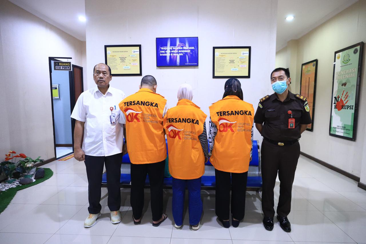 OJK Serahkan Tiga Tersangka Kasus BPR Panca Dana ke Jaksa
