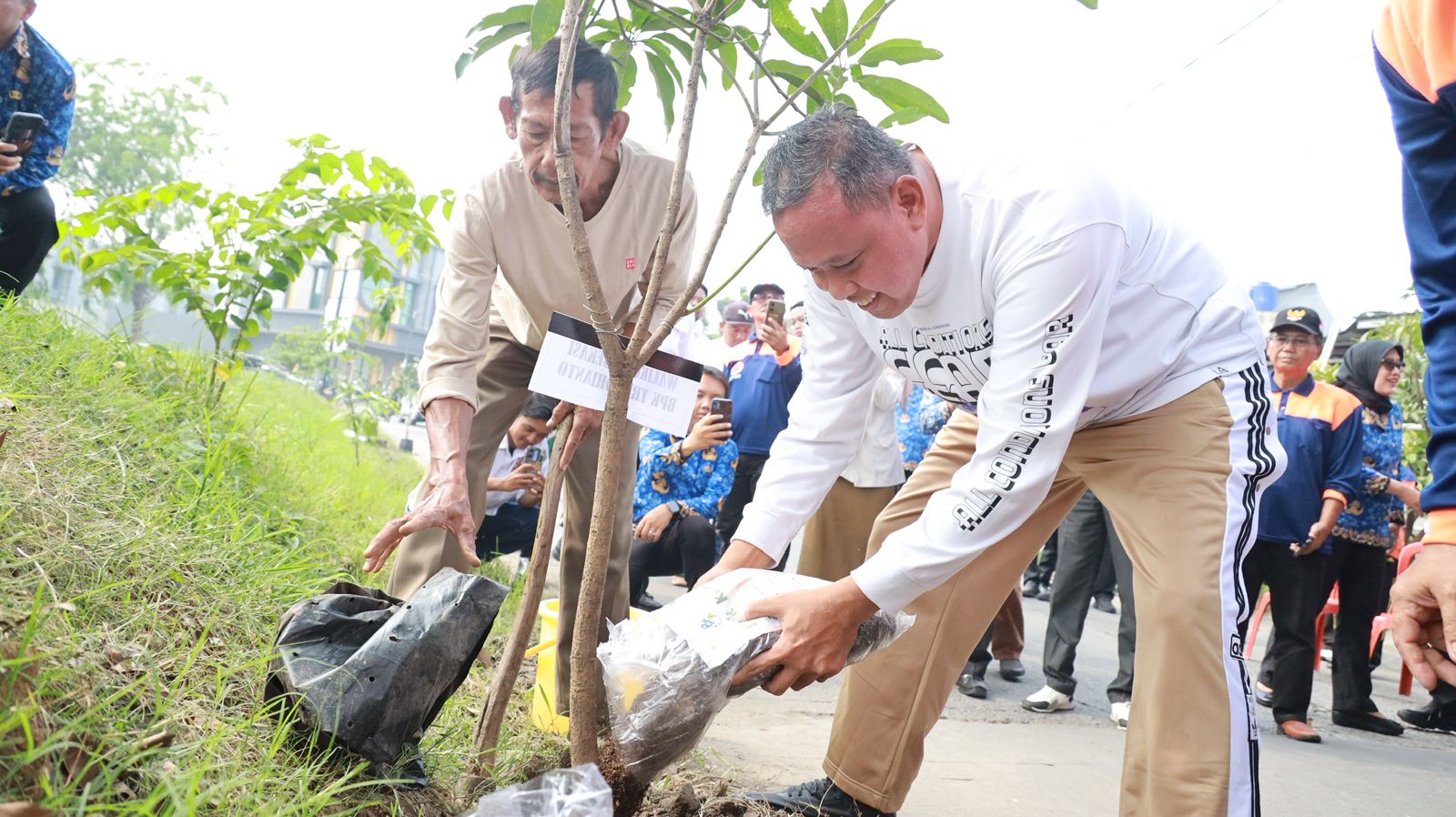 Pemkot Bekasi Mengajak Warga Ubah Apresiasi dengan Bibit Pohon