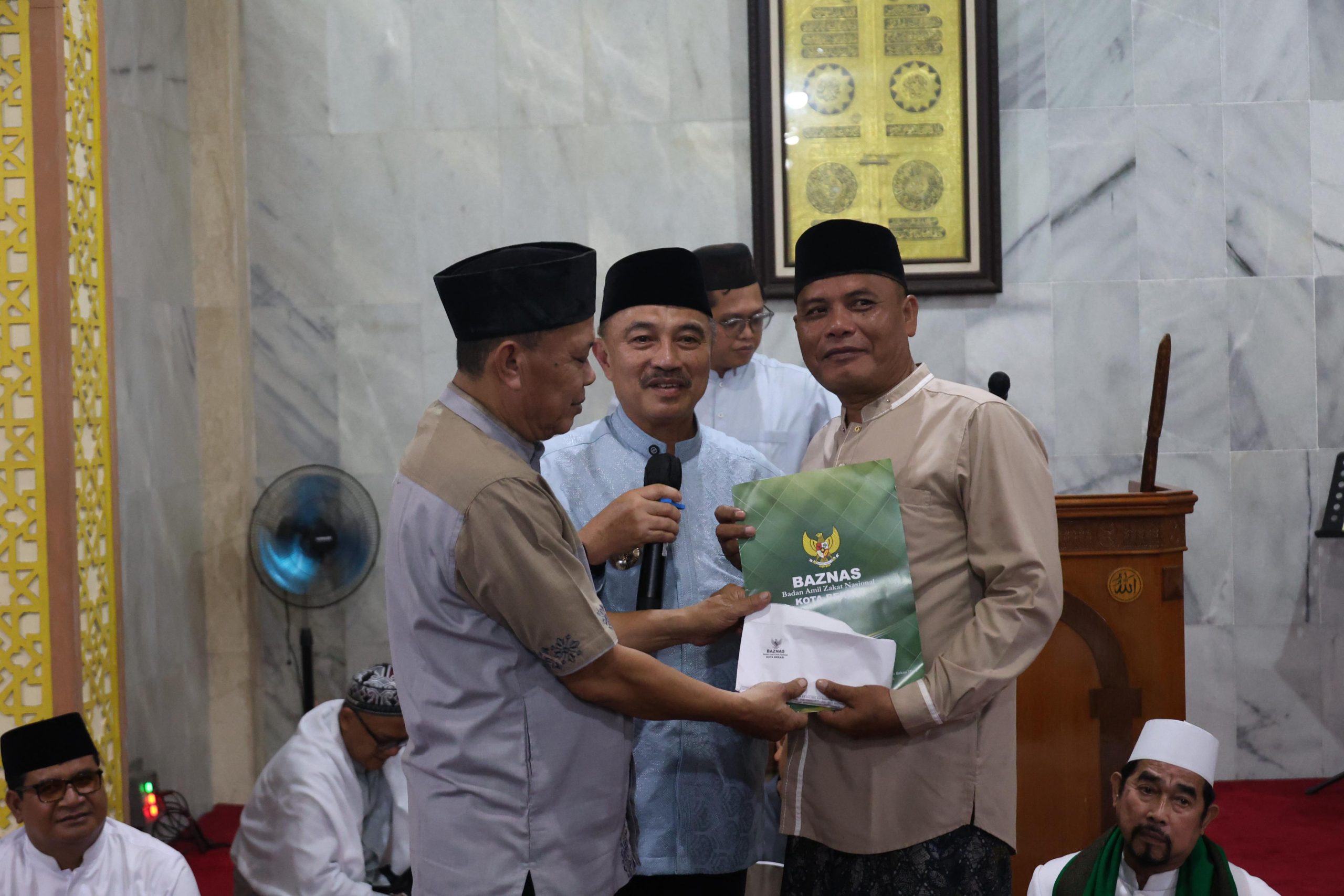 Wakil Walikota Bekasi Serahkan Bantuan untuk Masjid Al-Muttaqin