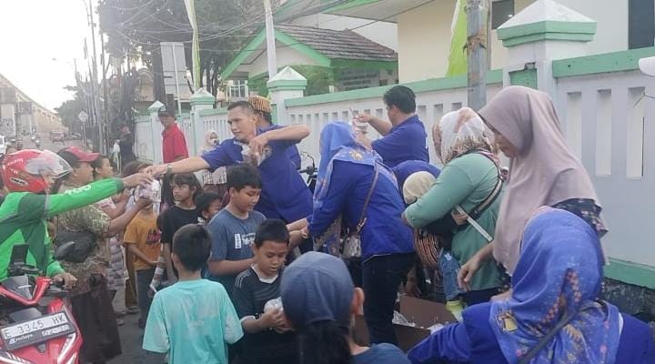 PKLP Bagikan 400 Paket Takjil di Flyover Cipendawa, Asroni: Bentuk Kepedulian di Bulan Ramadan