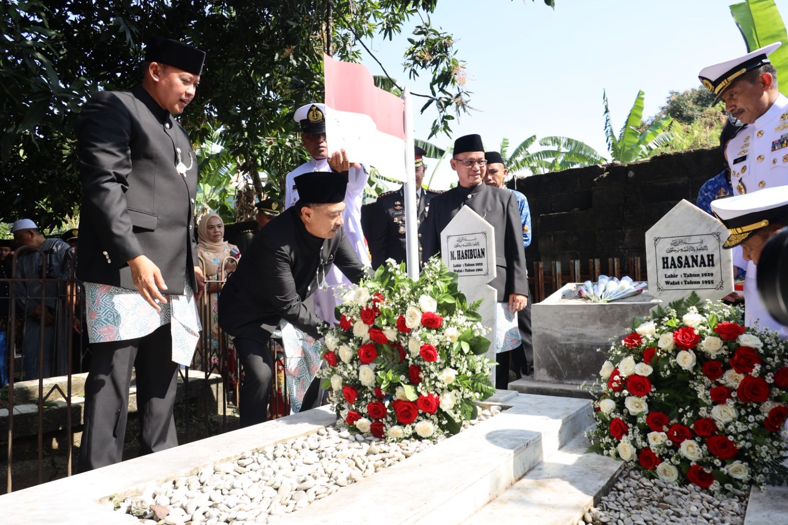 Tri Adhianto Sematkan Helm Pahlawan di Makam Matnuin Hasibuan