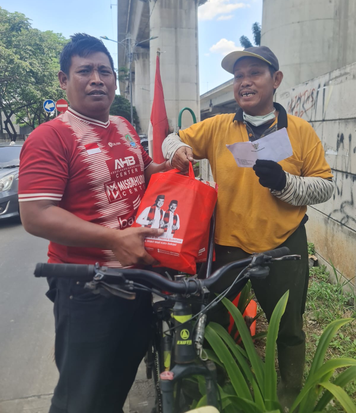 Relawan Kebersihan Cikunir Terima Bingkisan Lebaran dari Wawali Bekasi