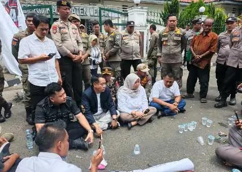 Ketua DPRD Lebak Terima Massa Aksi, Juwita Janji Kawal Aspirasi ke Bupati