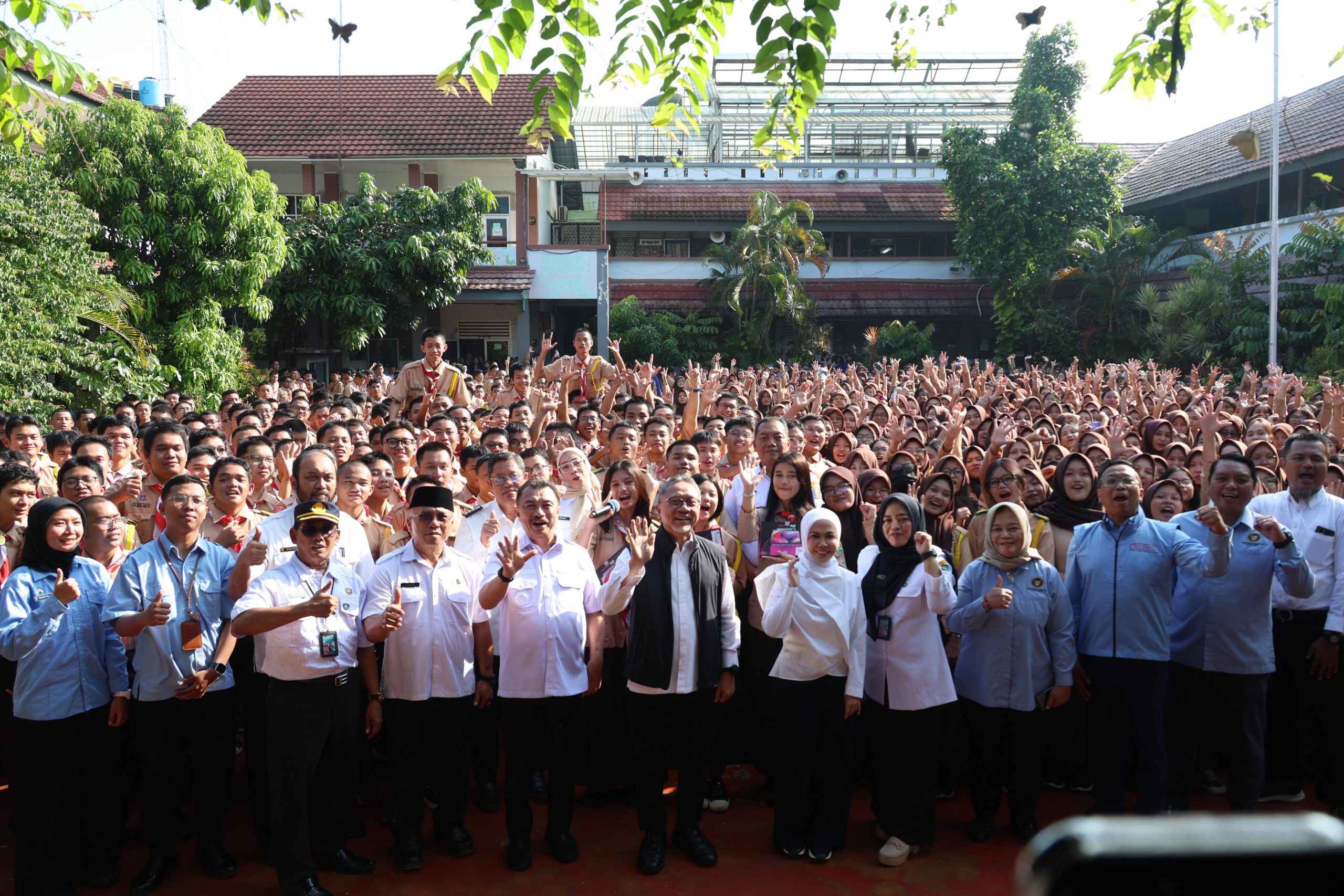 Wawali Bekasi Dampingi Menko Pangan Sosialisasikan MBG dan Tinjau Pasar Murah