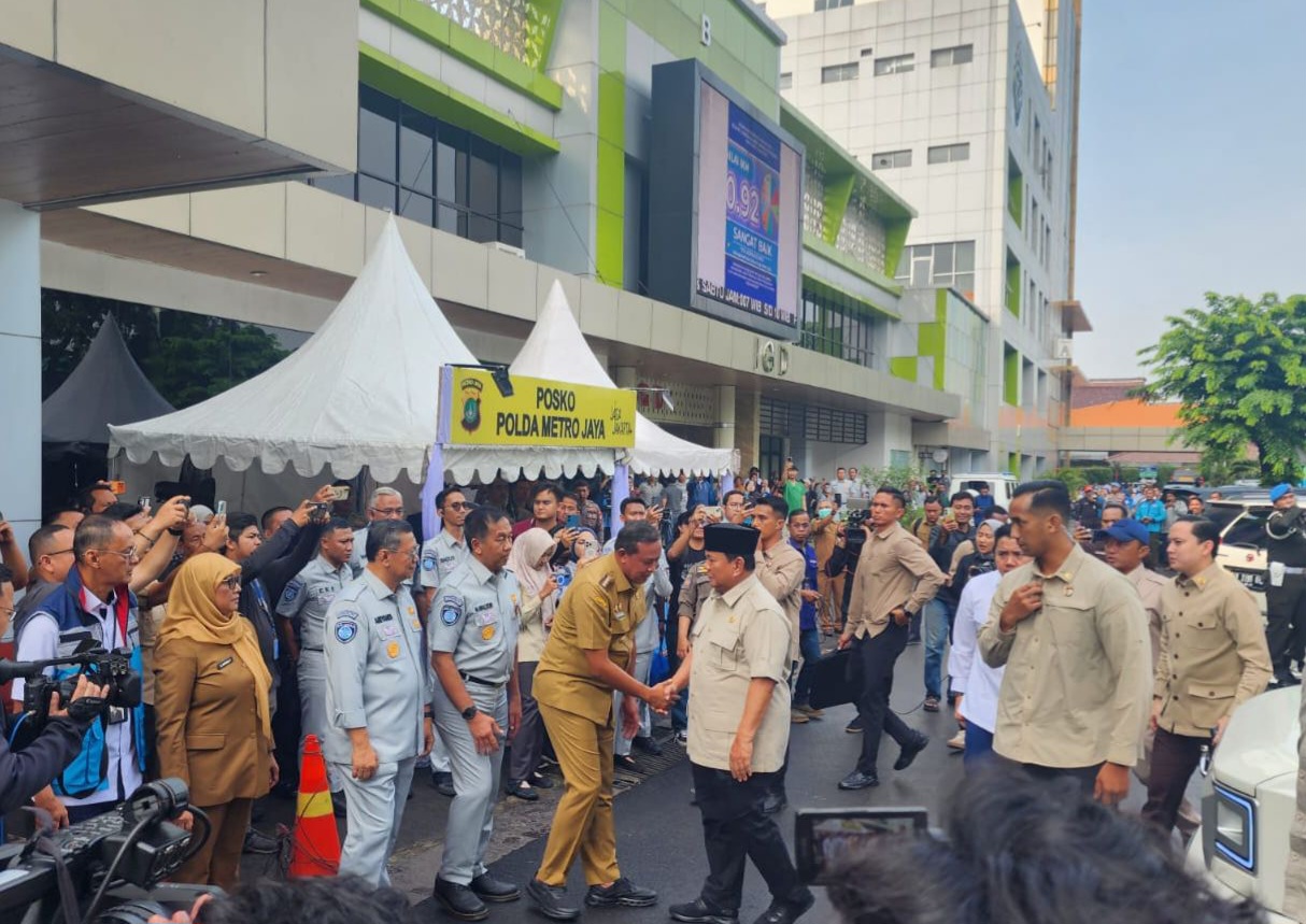 Wali Kota Bekasi Dampingi Prabowo Jenguk Korban Tabrakan KA, 14 Tewas