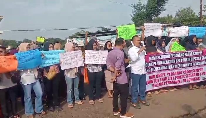 Ratusan Pedagang Pasar Sampay Demo, Tolak Gate Parkir yang Bikin Omzet Anjlok