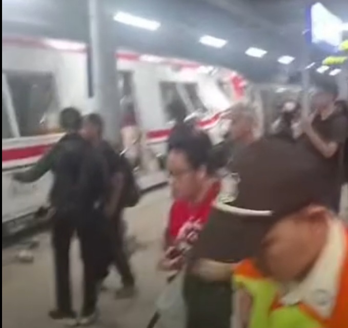 KA Argo Bromo Anggrek Tabrak KRL di Bekasi Timur