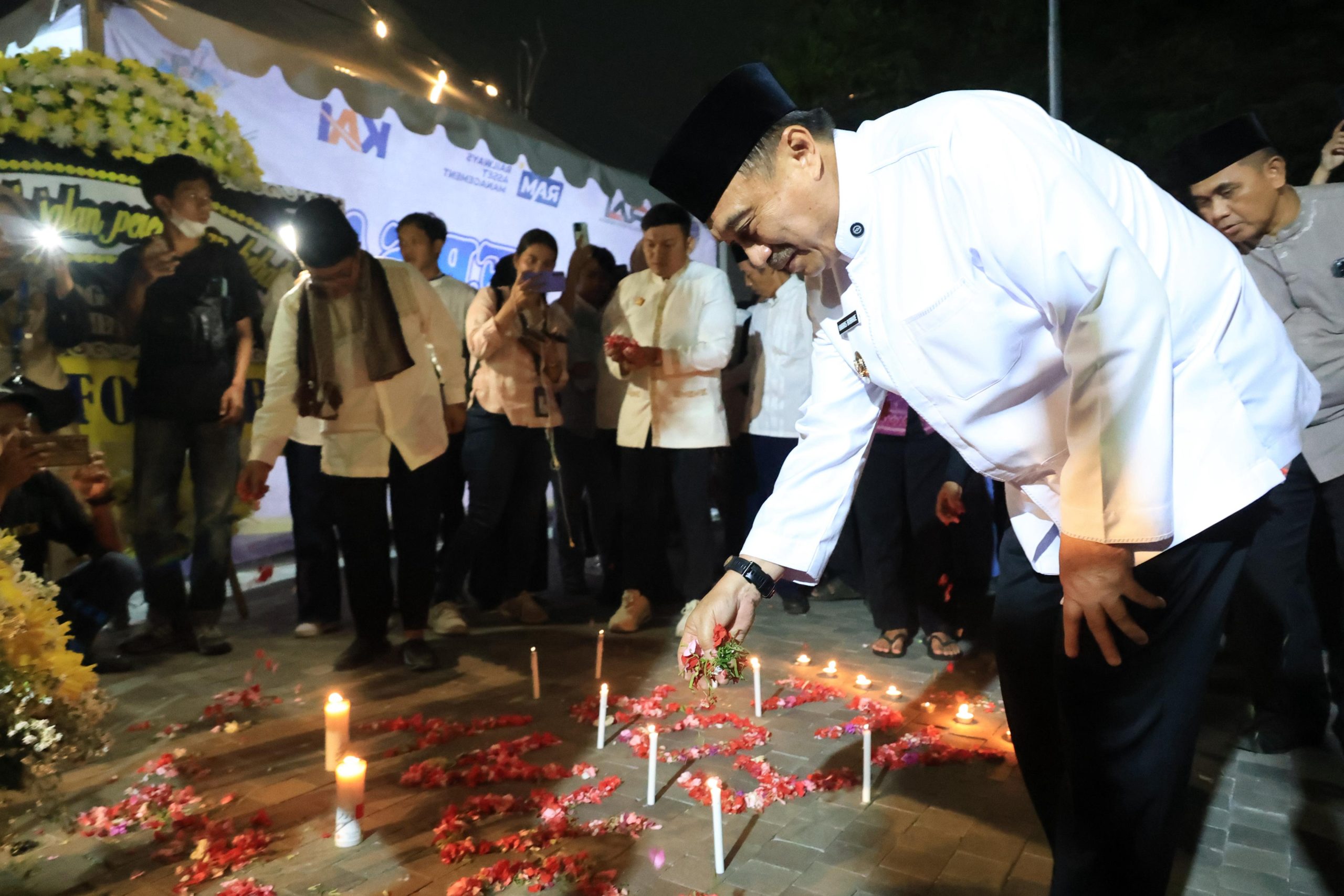 Wawali Bekasi Pimpin Doa dan Tabur Bunga untuk Korban Kecelakaan Kereta