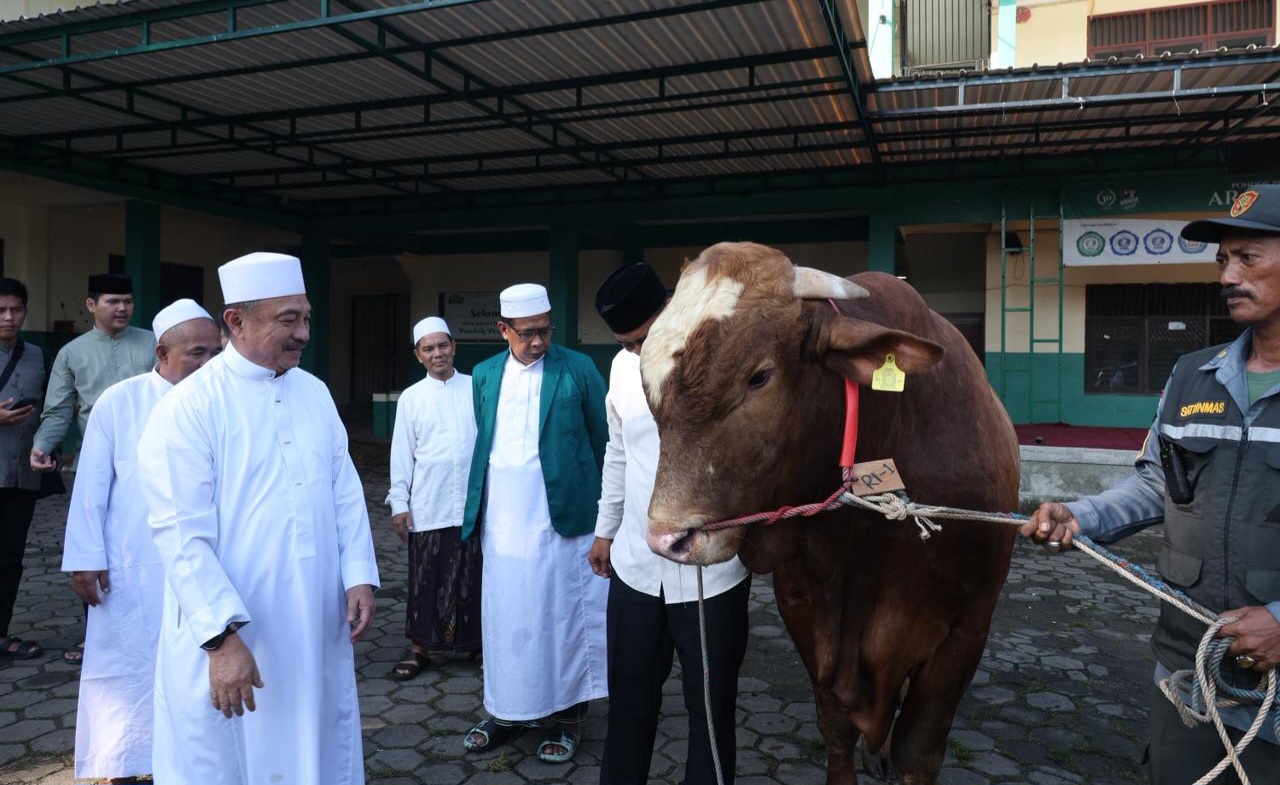 Plh Wali Kota Bekasi Serahkan Sapi Kurban Presiden Prabowo di Jatiasih