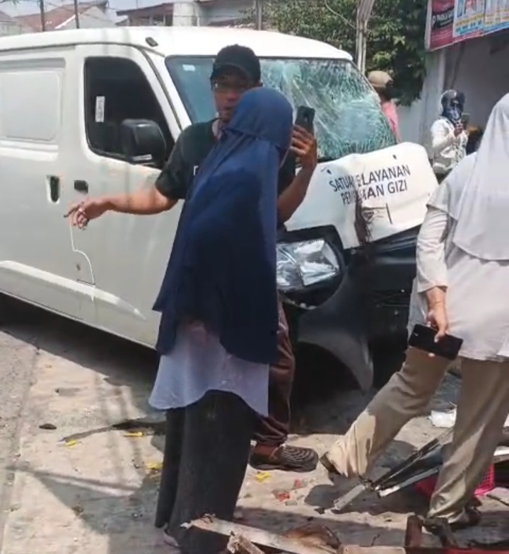Mobil MBG Seruduk Pedagang Tahu Crispy di Bekasi Timur, Empat Orang Terluka