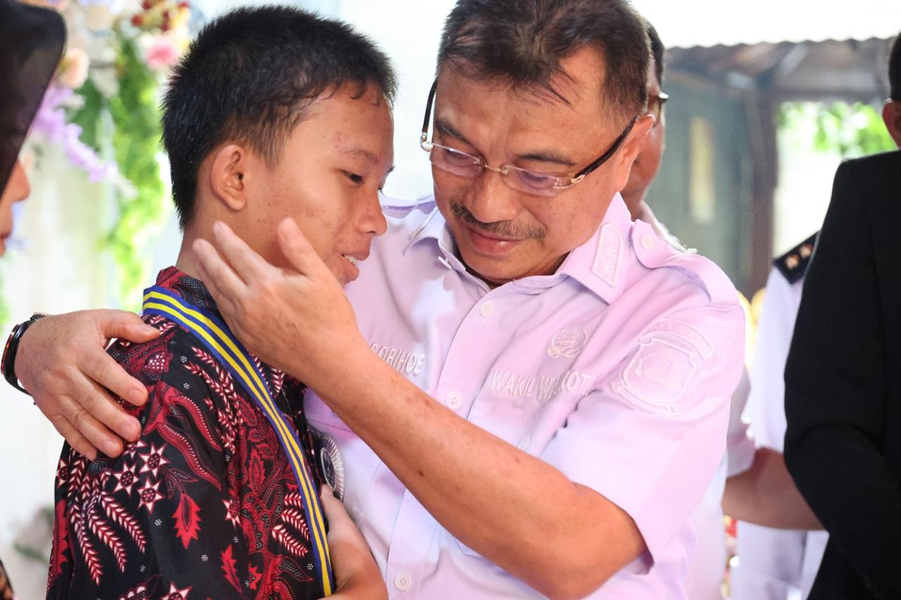 Pesan Menyentuh Harris Bobihoe untuk Lulusan SMPN 35: Jangan Berhenti Belajar