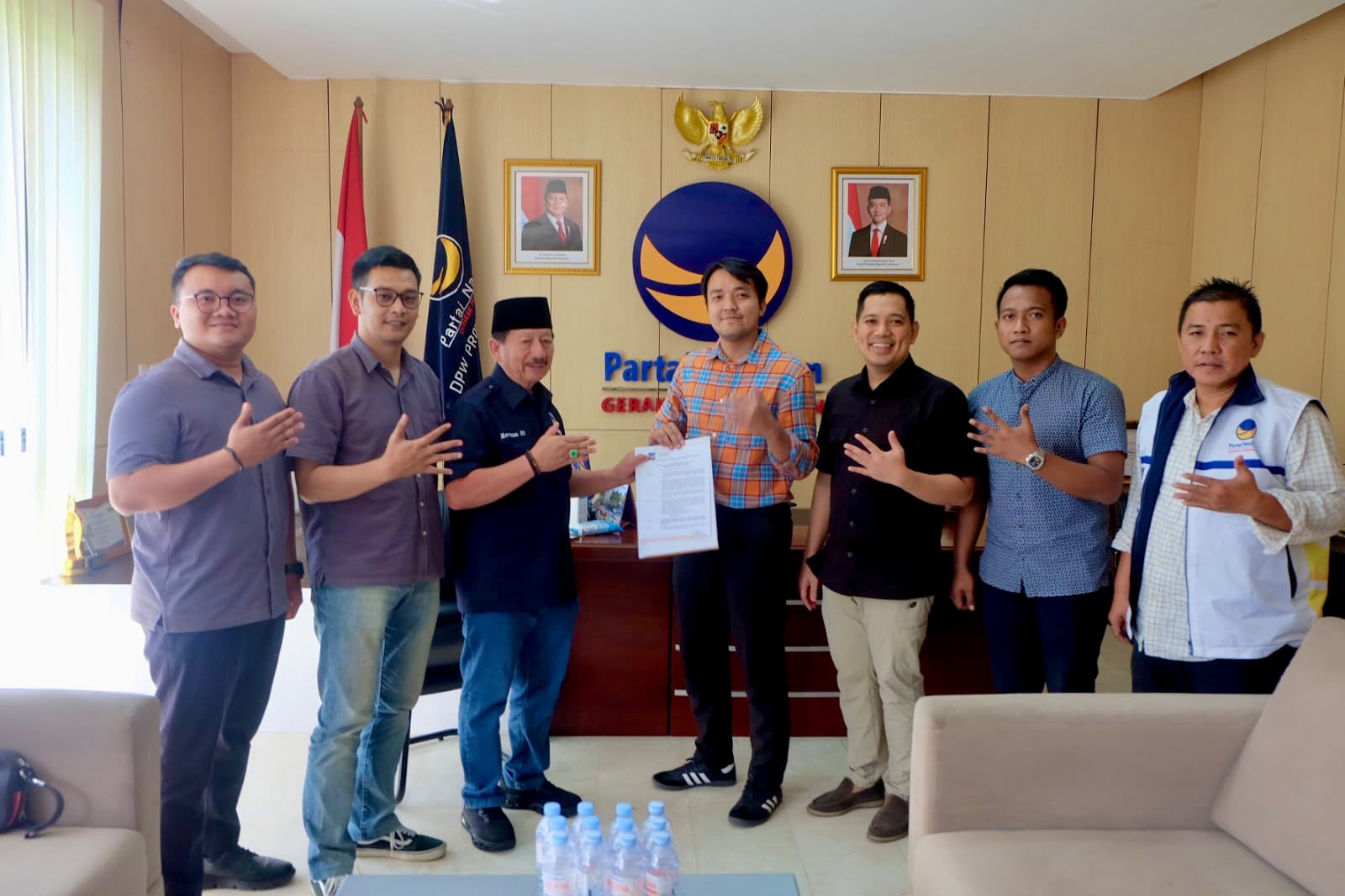 Herman HN Serahkan SK Bahu NasDem Lampung, M. Rian Ali Akbar Ditunjuk Jadi Ketua