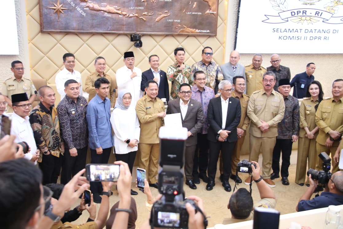 Rapat dengan DPR, Mendagri Siapkan Solusi PPPK dan Minta Pemda Hentikan Rekrutmen Honorer