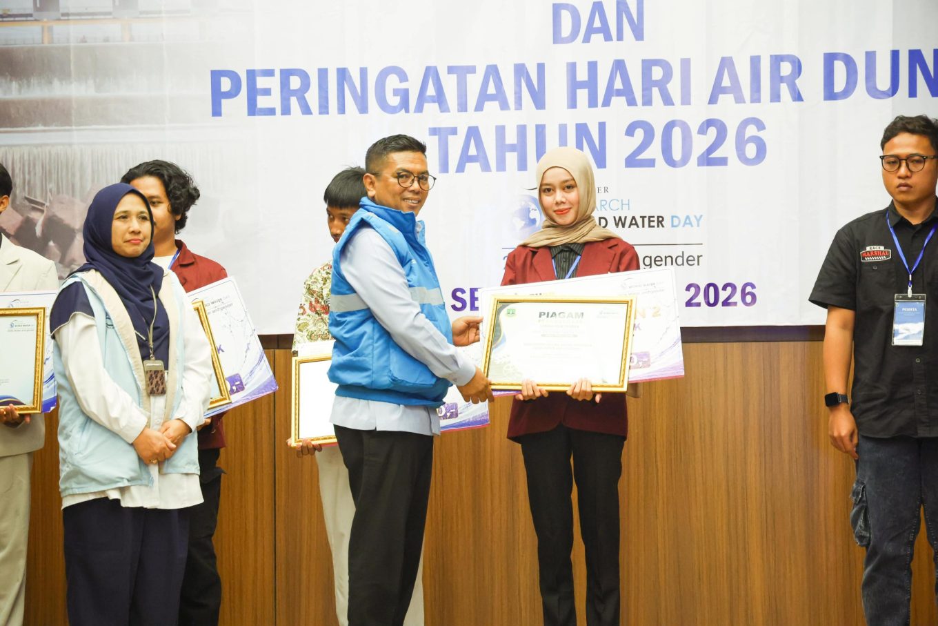 Gubernur Andra Soni Serahkan Penghargaan Lomba Film Pendek Hari Air Sedunia 2026