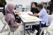 Gubernur Andra Soni Beri Contoh, Turun Langsung Ambil Rapor Anak dan Ajak Semua Ayah Ikut